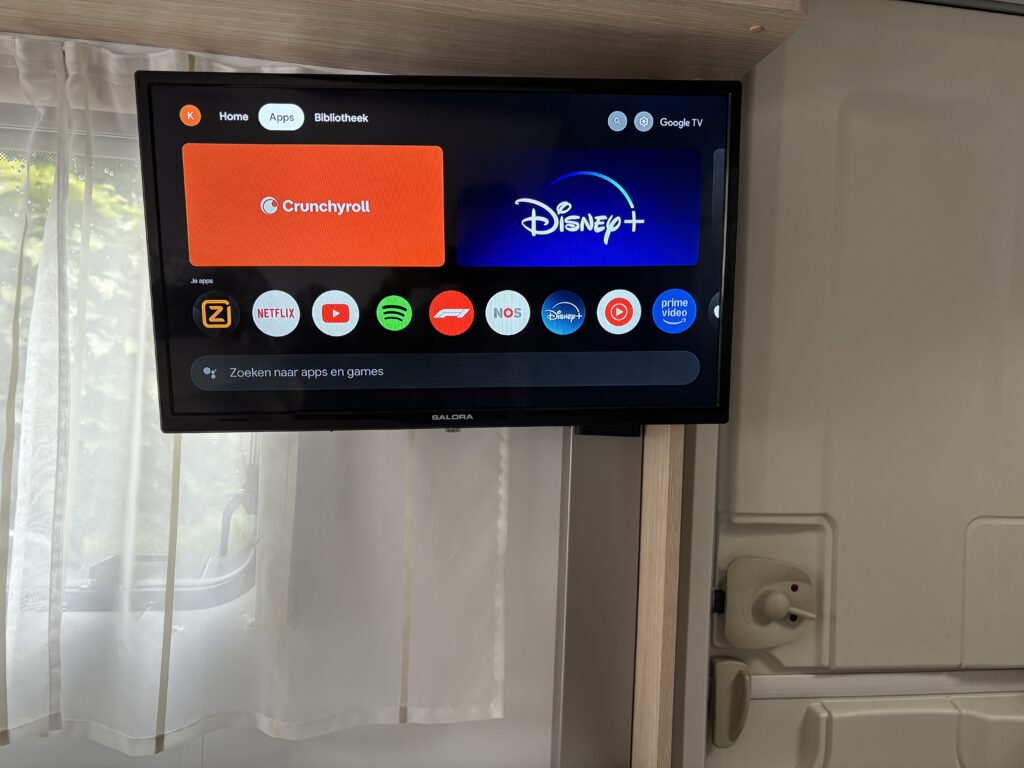 TV kijken in de caravan: Salora tv met Google TV op wandbeugel, met apps als Disney+ en Netflix