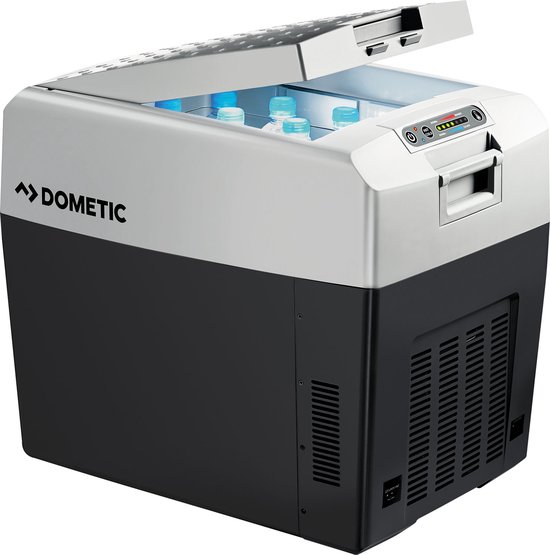 Dometic elektrische koelbox met open deksel en flessen water binnenin – ideaal voor kampeervakanties