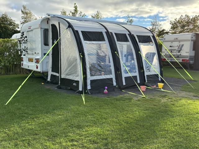 Opblaasbare voortent Obelink Viera 390 aan caravan op camping – onze ervaring met het opzetten en gebruiken