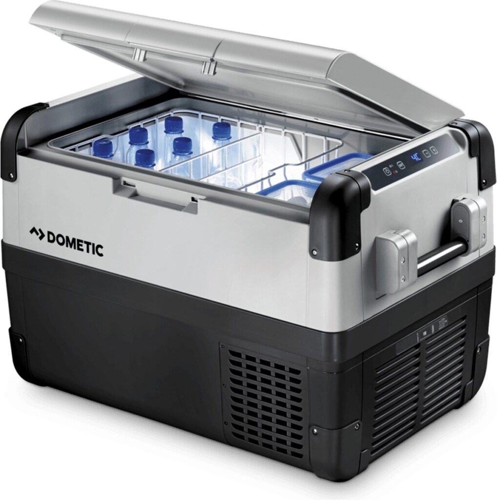 Dometic CFX 50 compressor koelbox met open deksel en koelruimte voor flessen
